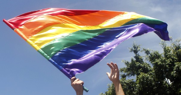 Un hombre agita una bandera LGBTI en Colombia.