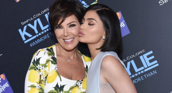 Kylie Jenner le regala a su madre un Ferrari, por sus 63 cumpleaños