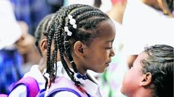 Estudiantes podrán lucir sus trenzas y otros peinados étnicos.
