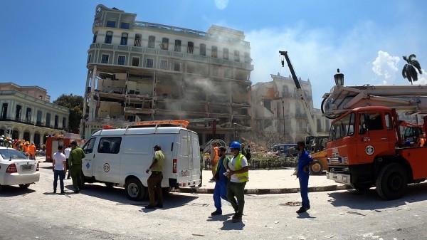 Cuerpos de emergencia trabajan en la zona tras una explosión en Hotel Saratoga, en la capital cubana.
