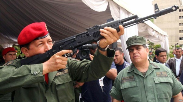 Foto Archivo. Hugo Chávez, manipula un fusil de asalto Kalashnikov AK-103.