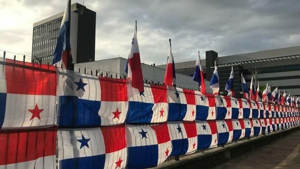 Cubren con banderas de Panamá la cerca perimetral de la AN
