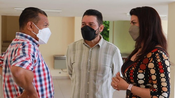 Ibis Sánchez Serrano (izquierda), galeno asesor del proyecto Noprap, el cual cuidará la salud de la población infantil, en 16 corregimientos veragüenses, de pacientes que así lo requieran.