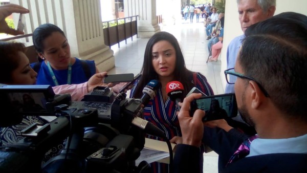 Diputada Athanasiadis es candidata por el Alianza, pero dice que sigue siendo PRD