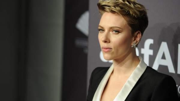 Scarlett Johansson abandona filme donde iba a encarnar a hombre transgénero 