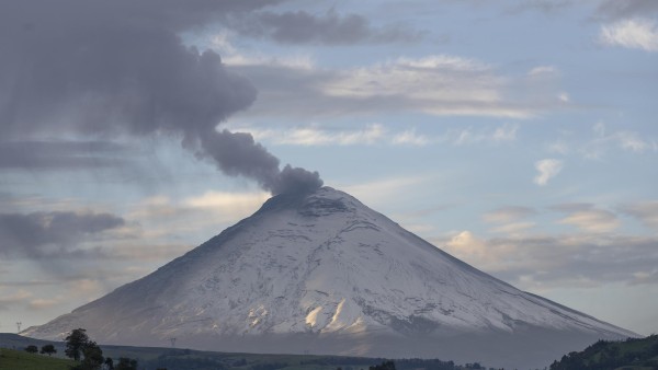 Imagen de archivo del pasado enero del volcán Cotopaxi, con una fumarola de gas y ceniza, visto desde la ciudad de Quito (Ecuador).