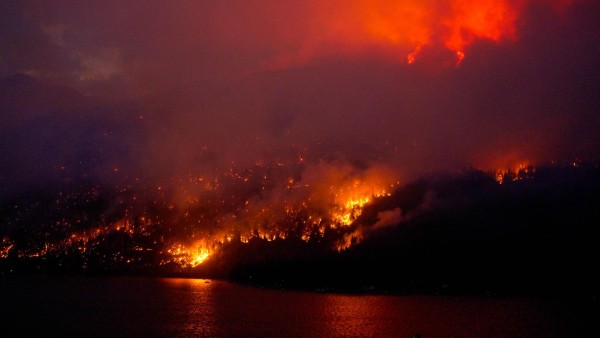 Los incendios obligan a 35.000 personas a huir de sus hogares en Canadá