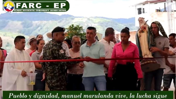 Polémica en Colombia porque disidencias de las FARC entrega obras en Nariño