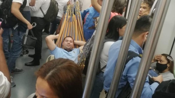 Hombre colgó hamaca y se acostó en el vagón del metro