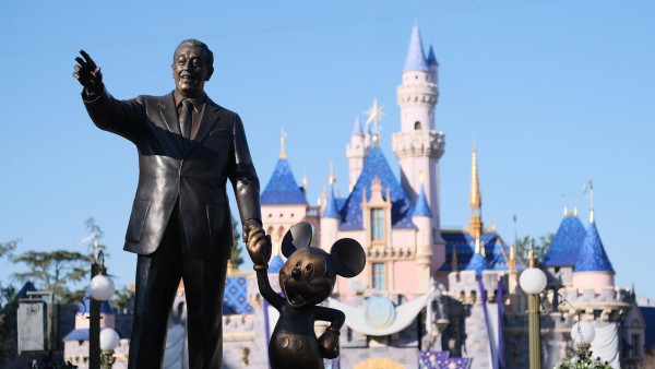 Fotografía de archivo de una estatua de Walt Disney y Mickey Mouse en el Parque de Disney en Anaheim (EE. UU).