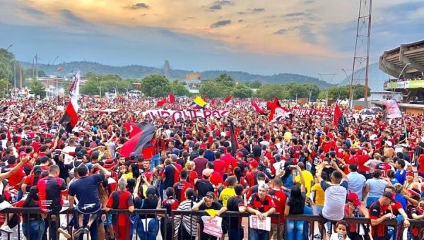 Fanáticos de Blas Pérez en Colombia entran en euforia al ver su presencia