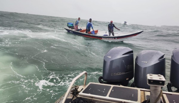 Rescatan del mar a 18 turistas que iban a avistar ballenas en el Pacífico colombiano