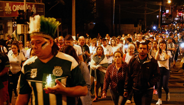 Lágrimas y oraciones en homenaje a víctimas del Chapecoense