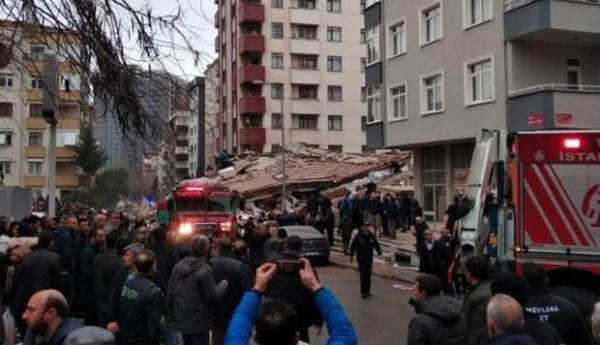 Colapso de edificio de apartamentos deja 1 muerto y 4 atrapados en Estambul 