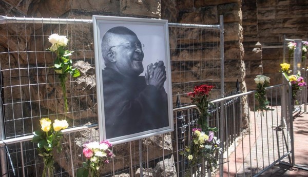 Adiós a Desmond Tutu; el mundo rinde tributo a su incansable lucha por la paz