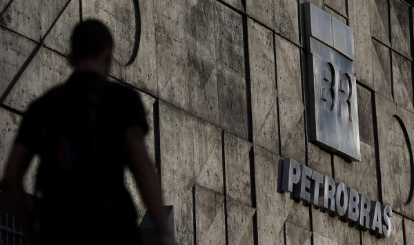 Brasileña Petrobras reduce sus inversiones y venderá más activos por crisis