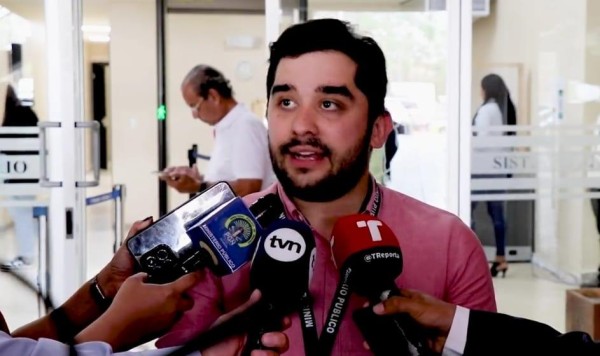 Fiscal anticorrupción Olmedo Gómez da declaraciones a los medios de comunicación.