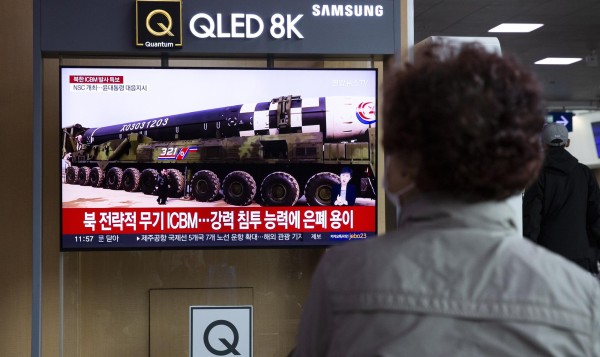 Una mujer ve las noticias en una estación en Seúl, en Corea del Sur, este 3 de noviembre de 2022.