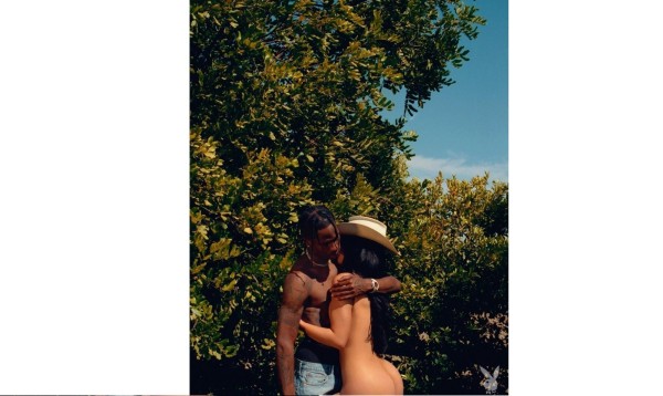 Kylie Jenner, junto aTravis Scott, tirando romanticismo y desnudez