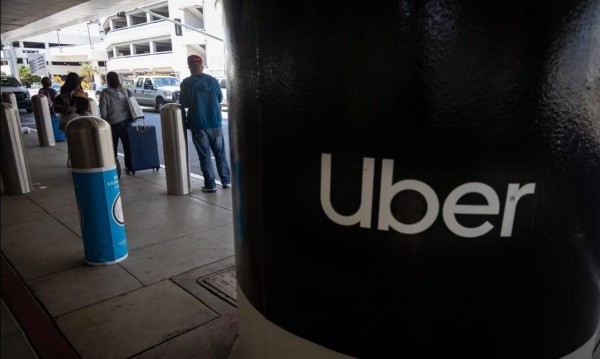 Bruselas quiere prohibir a conductores de Uber aceptar reservas por teléfono