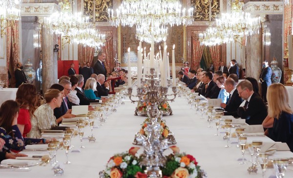 EL rey Felipe (izquierda al fondo) pronuncia unas palabras en el comedor de Gala del Palacio Real, durante la cena que los monarcas españoles ofrecen a los jefes de Estado y jefes de Gobierno que participan en la cumbre de la Otan