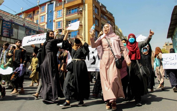 Afganas portan pancartas gritando consignas anti-pakistaníes durante una protesta en Kabul.