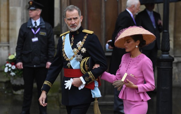 Los tonos pastel iluminan la coronación de Carlos III en un lluvioso Londres