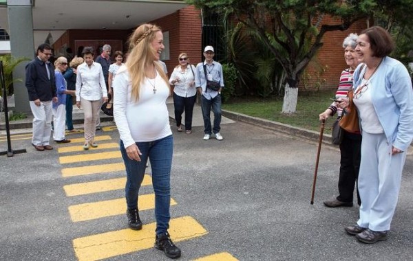 Lilian Tintori muestra su pancita durante su llegada a un centro de votación