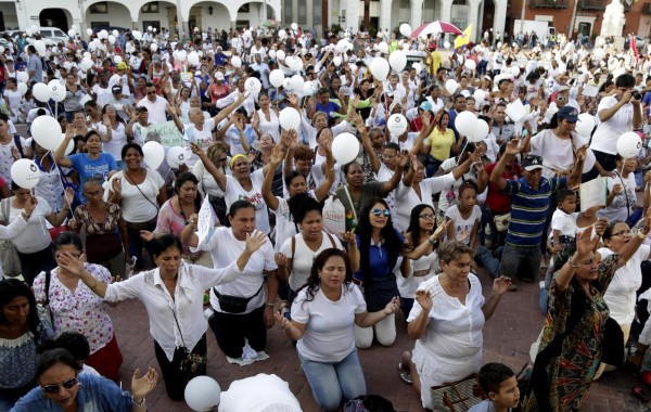Miembros de la iglesia cristiana La Unción participan en una protesta .