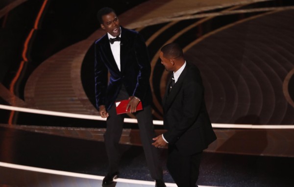 Imagen del pasado 24 de marzo del actor Will Smith (d) abofetea al presentador de la gala Chris Rock (i) durante la 94ª ceremonia anual de los Premios de la Academia de Cine estadounidense en el Dolby Theatre de Hollywood, Los Ángeles, California (EE.UU.).