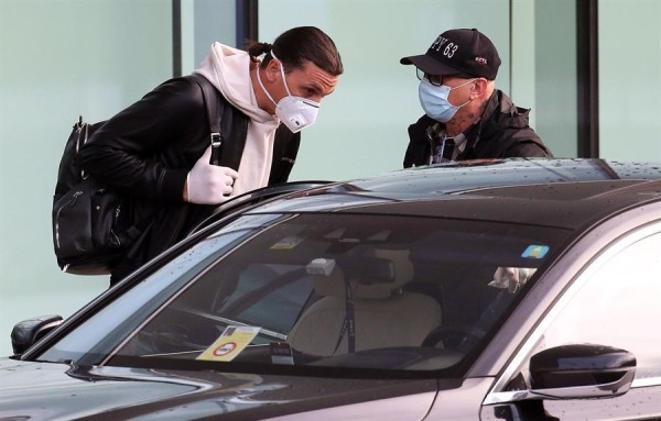 Zlatan Ibrahimovic, multado en su país por manejar lujoso auto sin registro