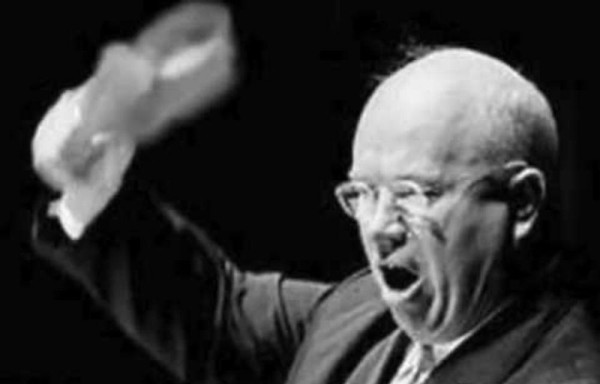 Kruschev amenaza a la ONU con su zapato