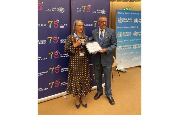 La doctora Reina Roa recibió el reconocimiento de parte del directo de la OMS Tedros Adhanom Ghebreyesus.