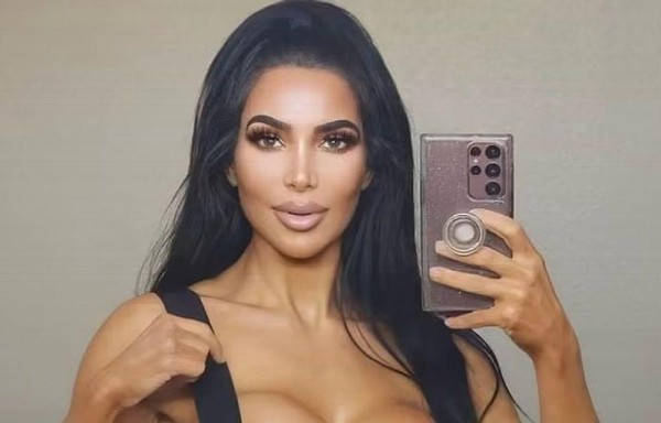 Exceso de cirugías mataría a la doble de Kim Kardashian
