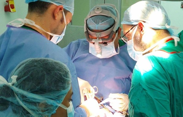 Cirugía de primer mundo para salvar a una paciente de cáncer y su bebé