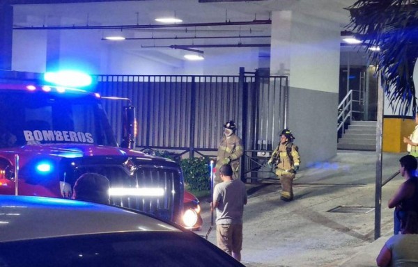 El edificio fue evacuado mientras bomberos realizaban las investigaciones