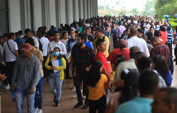 Miles de personas abarrotaron el centro de convenciones Atlapa con al esperanza de conseguir empleo.