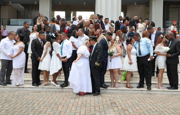 Reina el amor en la boda por los 500 años de la ciudad de Panamá.