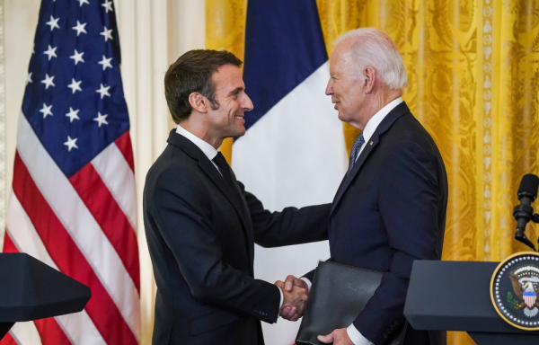 El presidente de EE. UU., Joe Biden, (D) y el presidente francés Emmanuel Macron (I) se dan la mano después de hablar en una conferencia de prensa, este 1 de diciembre de 2022.