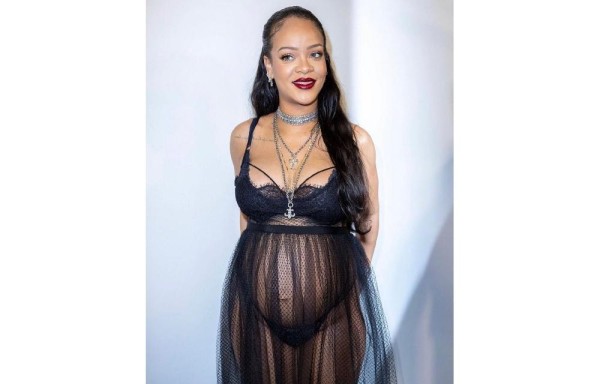 Rihanna, en pasarela de Dior, explota su sensualidad con su primer embarazo