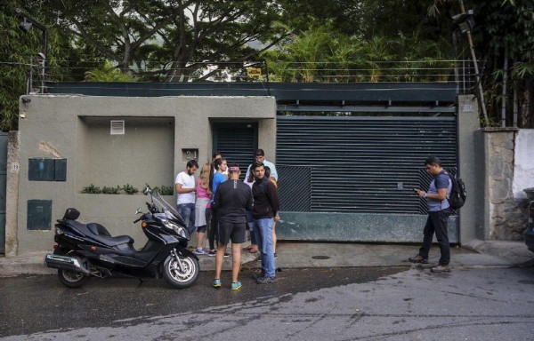 Familiares y miembros del Servicio Bolivariano de Inteligencia Nacional (Sebin) permanecen en la entrada de la casa del opositor.