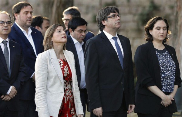 El presidente de la Generalitat, Carles Puigdemont (c) y la alcaldesa de Barcelona, Ada Colau (d)