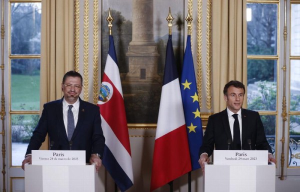 El presidente de Francia, Emmanuel Macron y el de Costa Rica, Rodrigo Chaves Robles, en el Palacio del Elíseo en París.