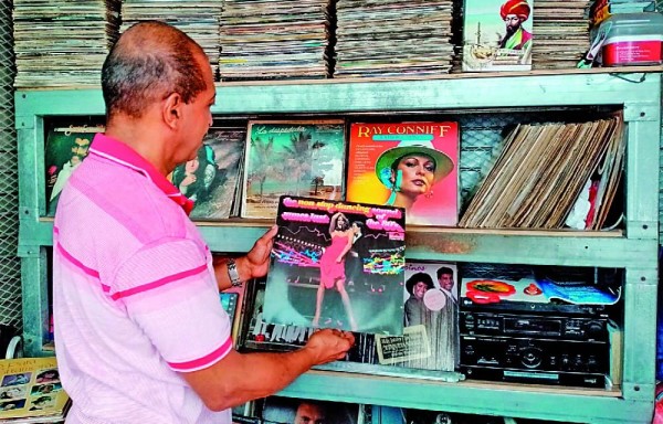 Coleccionistas, dueños de negocios y todo público compra los discos para reproducir en fiestas y decorado