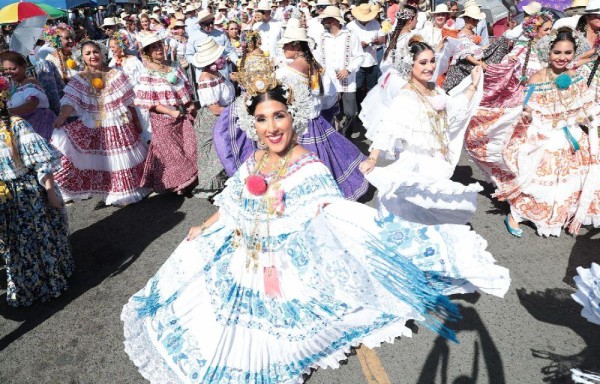Elaborados y coloridos trajes típicos de todo el país inundaron la ciudad tableña.