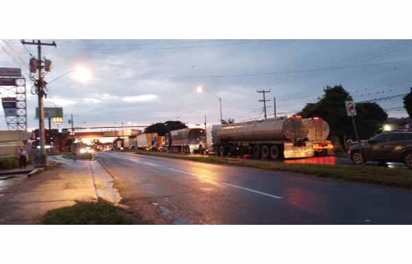 El gobierno de El Salvador solicitó a Panamá un corredor humanitario para los camiones de carga pesada.