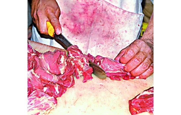 Los vendedores de carne tendrán que ajustar el precio por libra para no tener pérdidas.