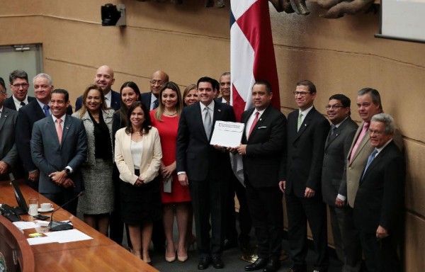 La entrega del documento por parte del vicepresidente José Gabriel Carrizo a la Asamblea Nacional.