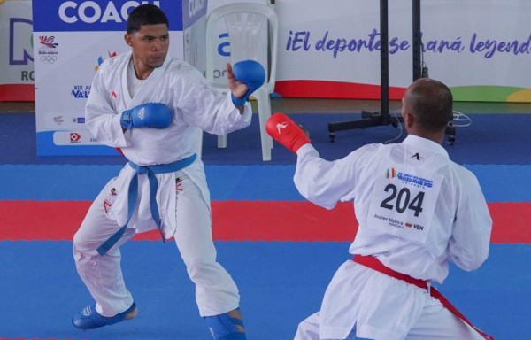 Alberto Gálvez (i) en su combate ante Andrés Madera.