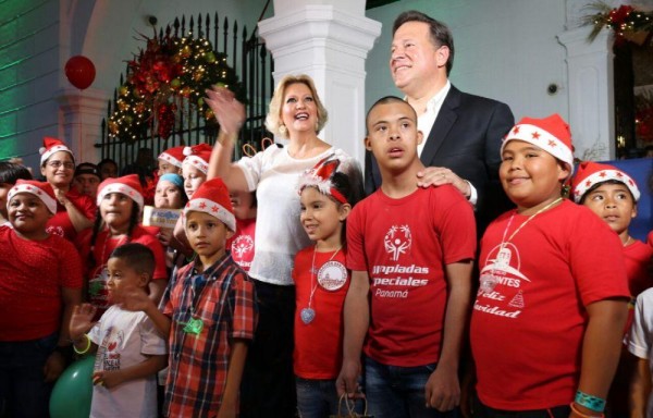 La pareja presidencial se hizo acompañar diversos grupos de niños.